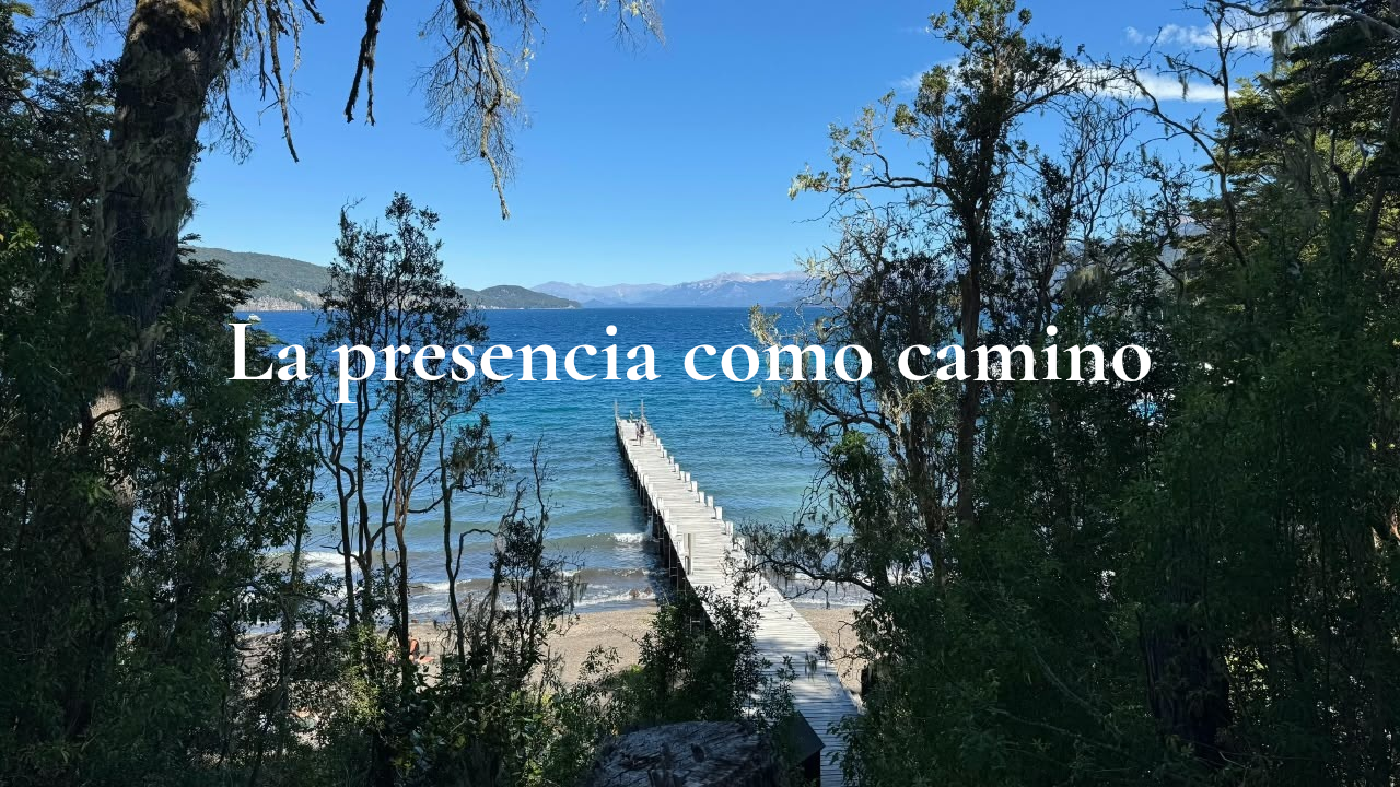 Un camino de madera se adentra hacia el lago y las montañas