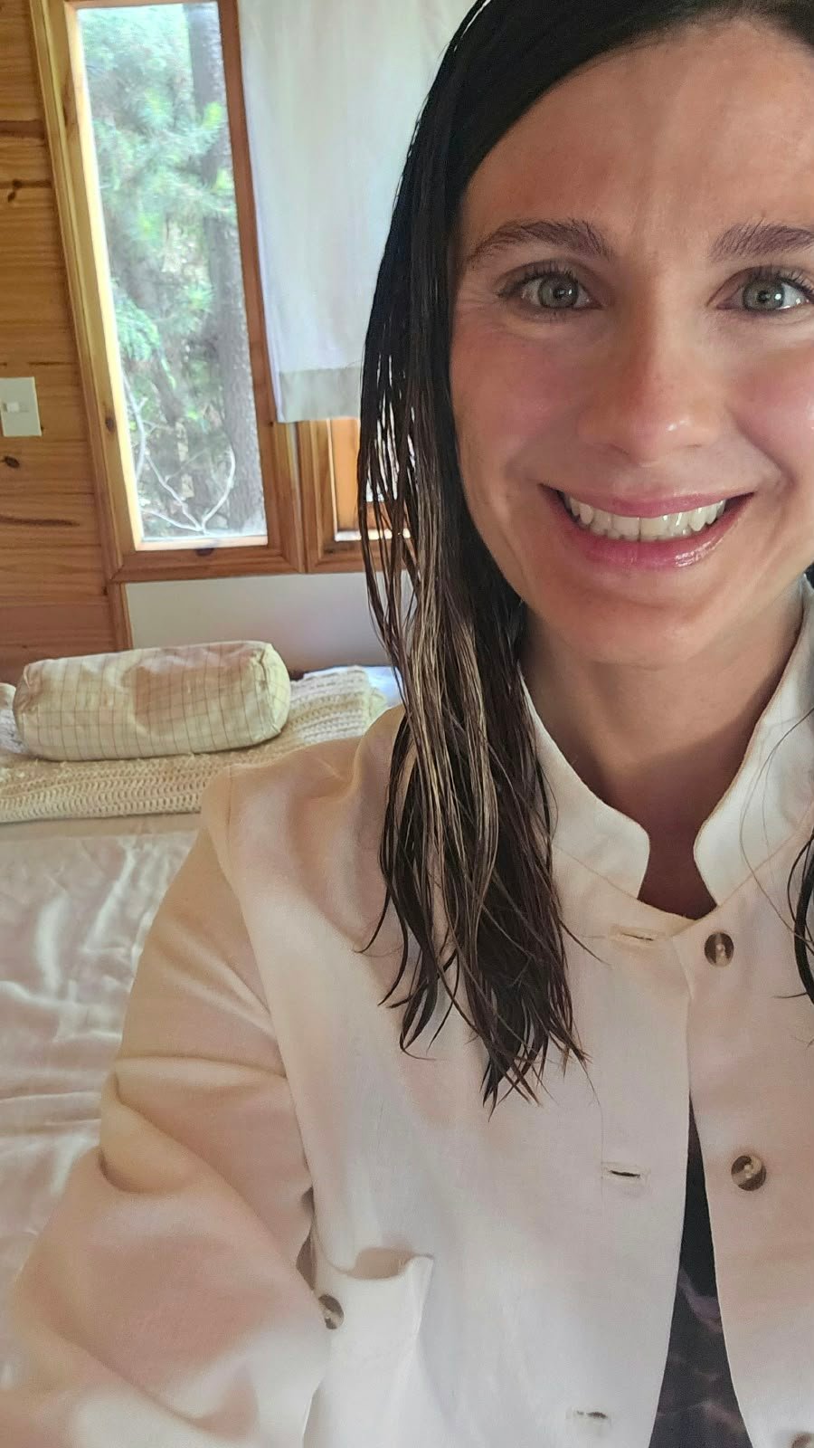 Maca sonriendo en un interior de madera